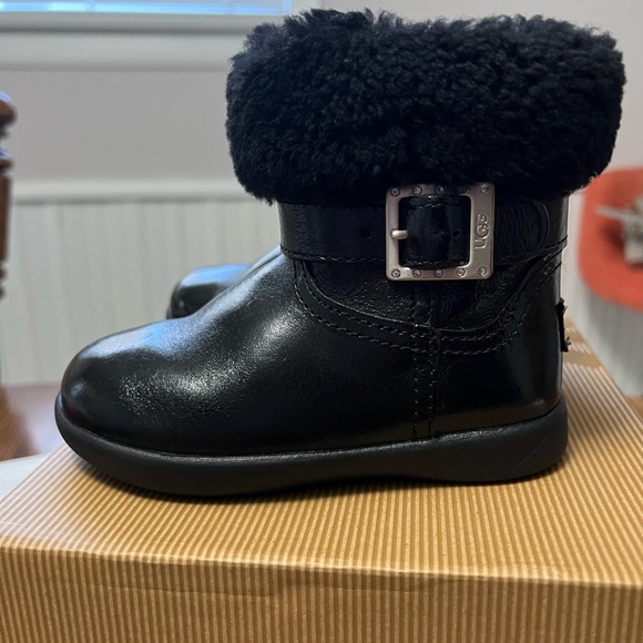 Like new! Ugg T Gemma toddler boot w/box - Picture 3 of 7